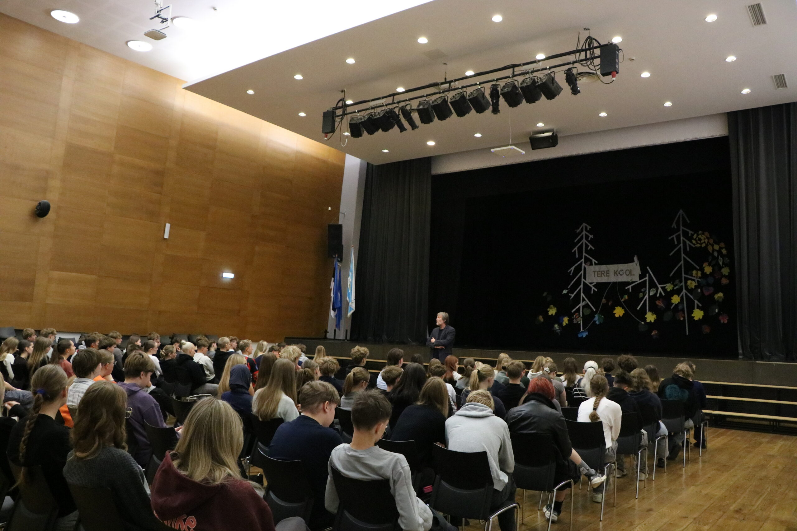 30. oktoobril toimus Viimsi Koolis iseõppepäev, mis oli üheksandikele seekord tavapärasest erinev. Päev algas aulas ajakirjaniku Märt Treieri loenguga “Noor tän